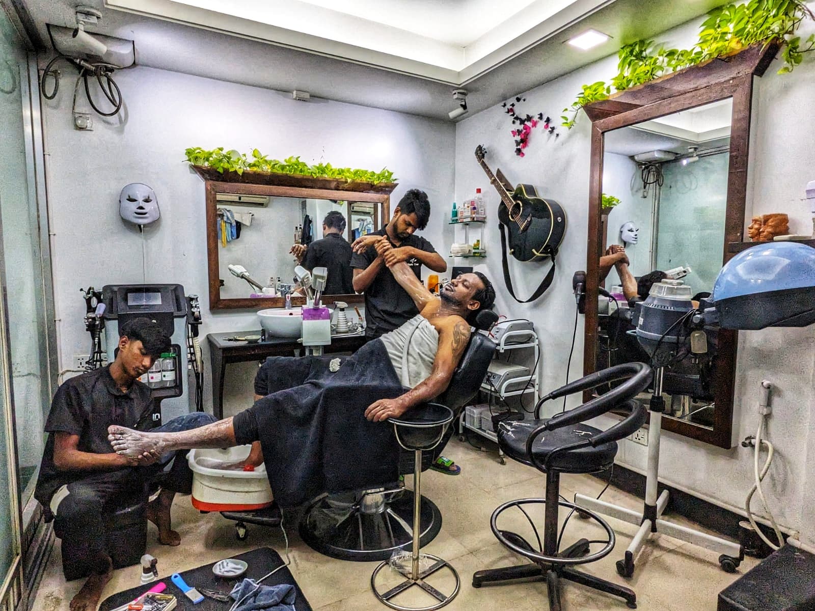Relaxing Environment–এ উপভোগ করুন Professional Grooming Experience।