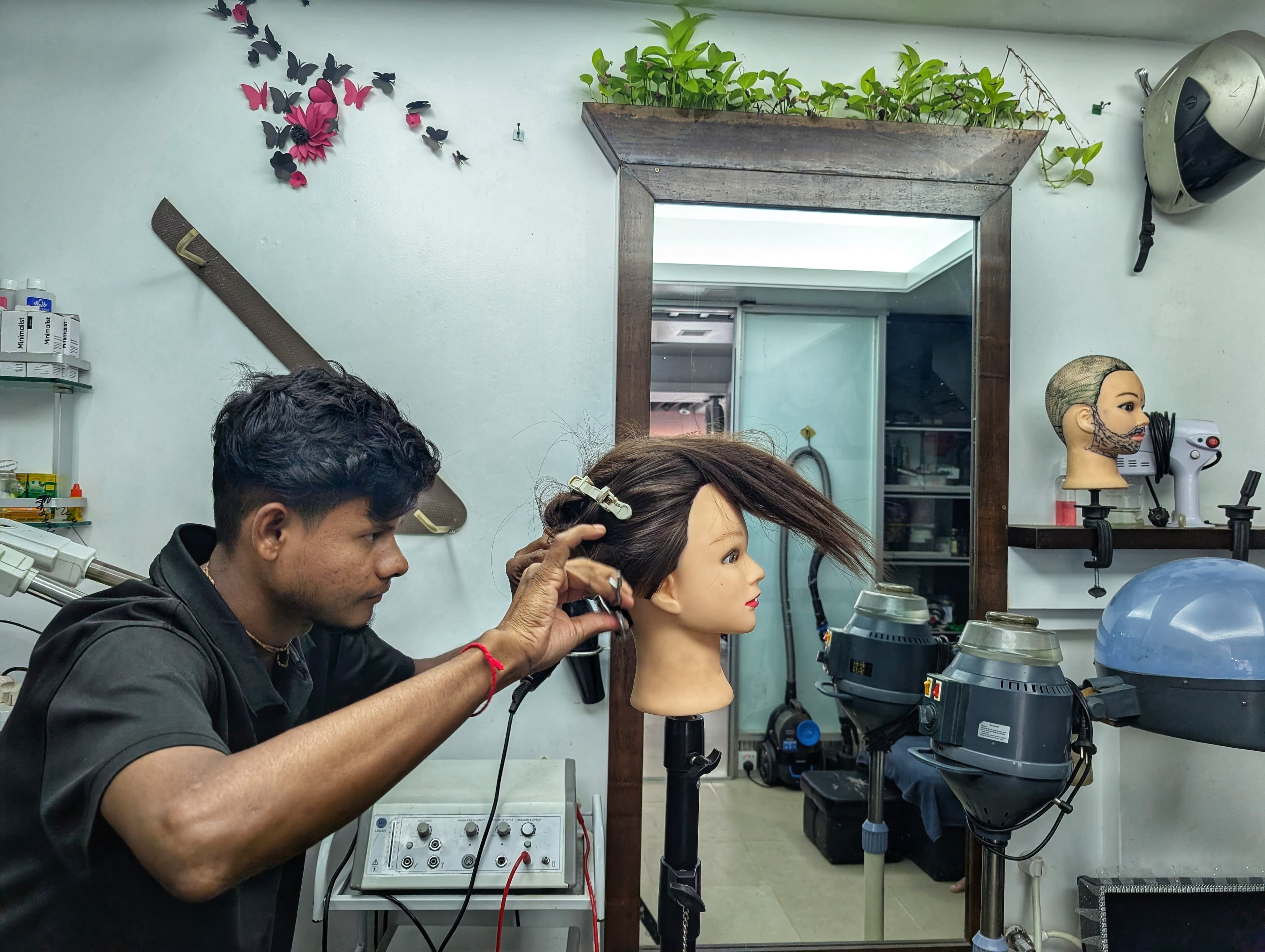 ✂️ চুল কাটা শুধু একটি কাজ নয়—এটা একটি শিল্প........✂️ চুল কাটা শুধু একটি কাজ নয়—এটা একটি শিল্প........