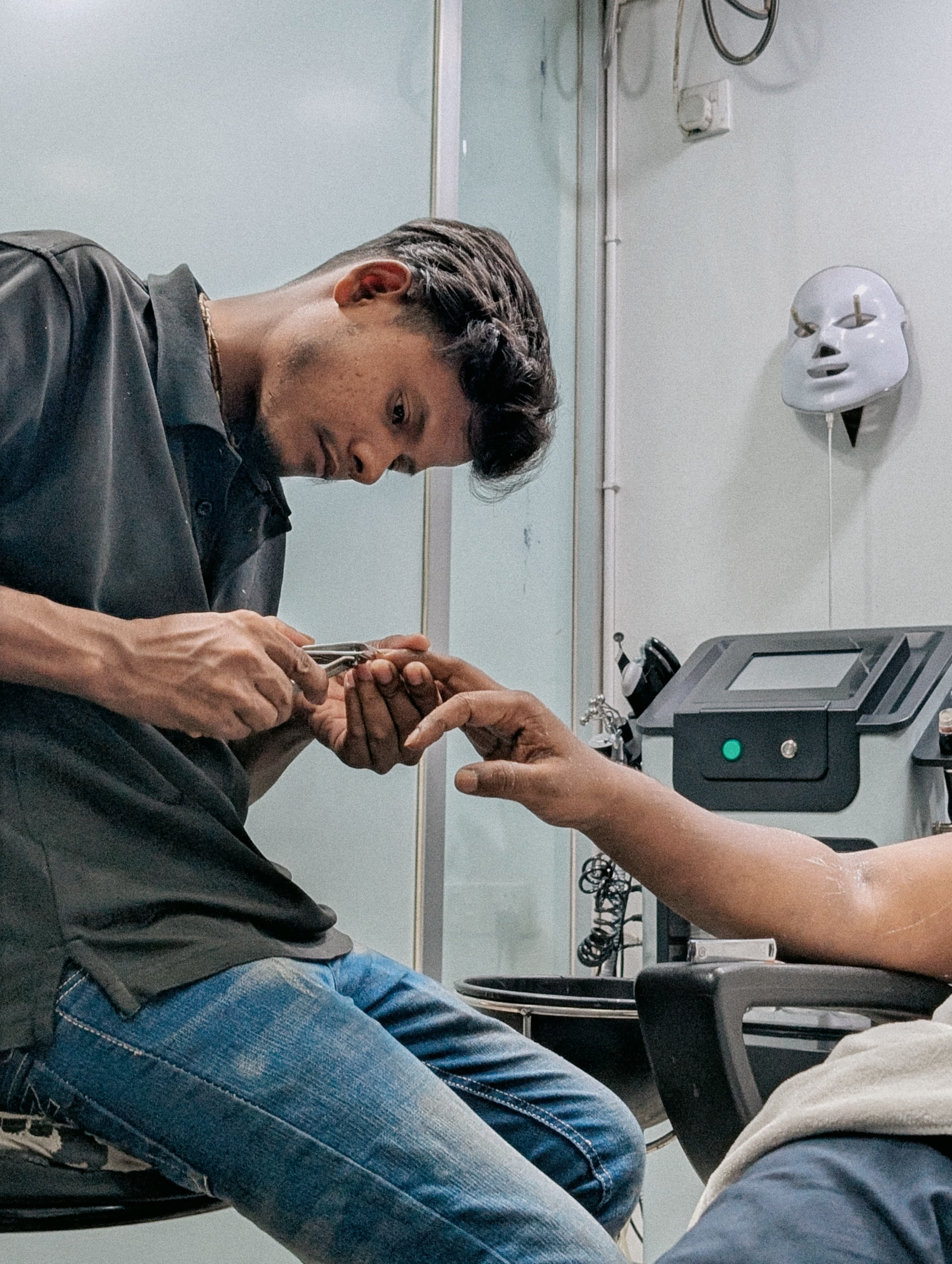 হাতের যত্নে মেনিকিউর: পরিচ্ছন্ন, কোমল ও পরিপাটি হাতের জন্যহাতের যত্নে মেনিকিউর: পরিচ্ছন্ন, কোমল ও পরিপাটি হাতের জন্য 