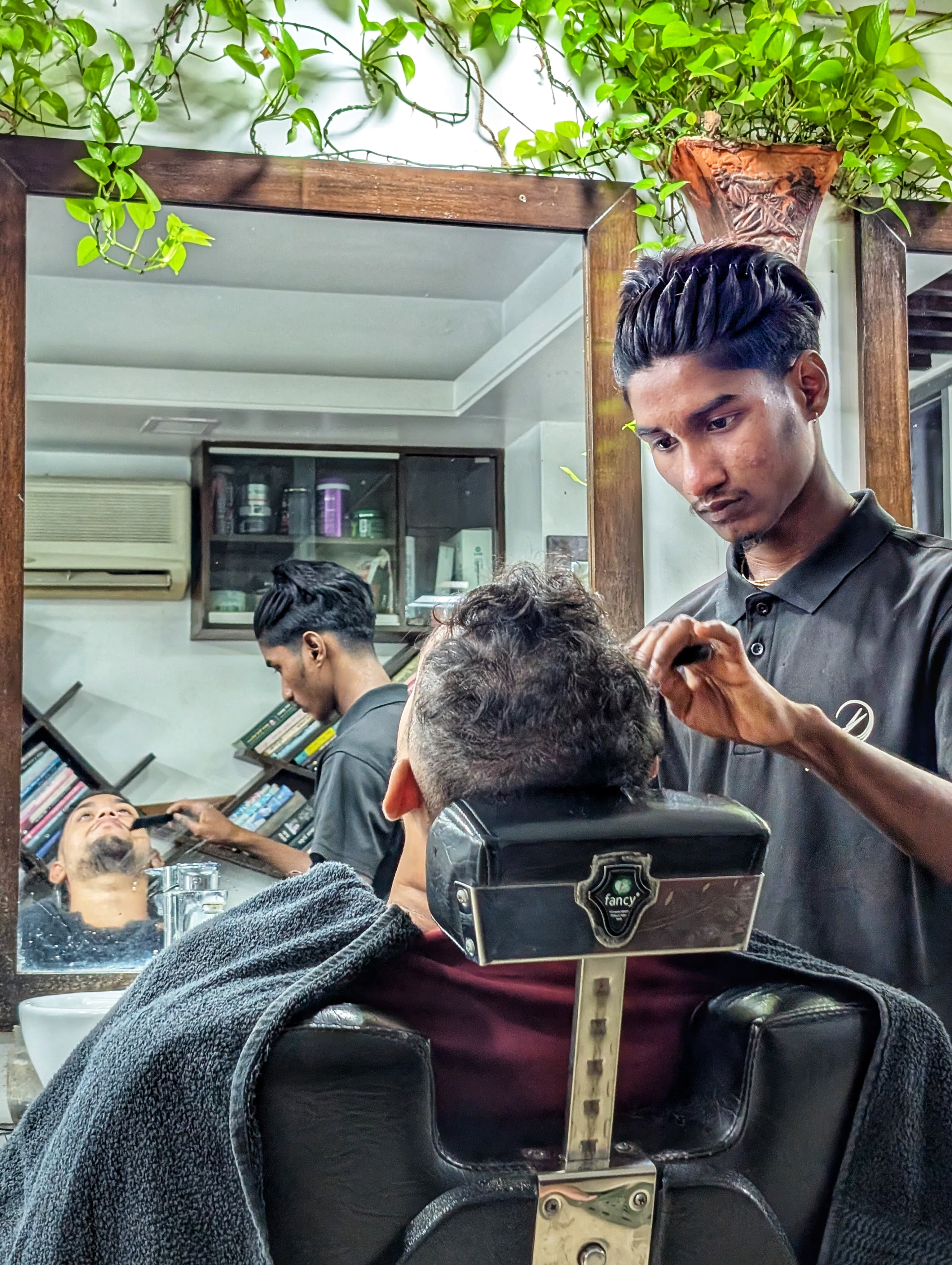 আমরা শুধুই আপনার চুল কাটি না, আপনার ব্যক্তিত্ব গড়ে তুলি......