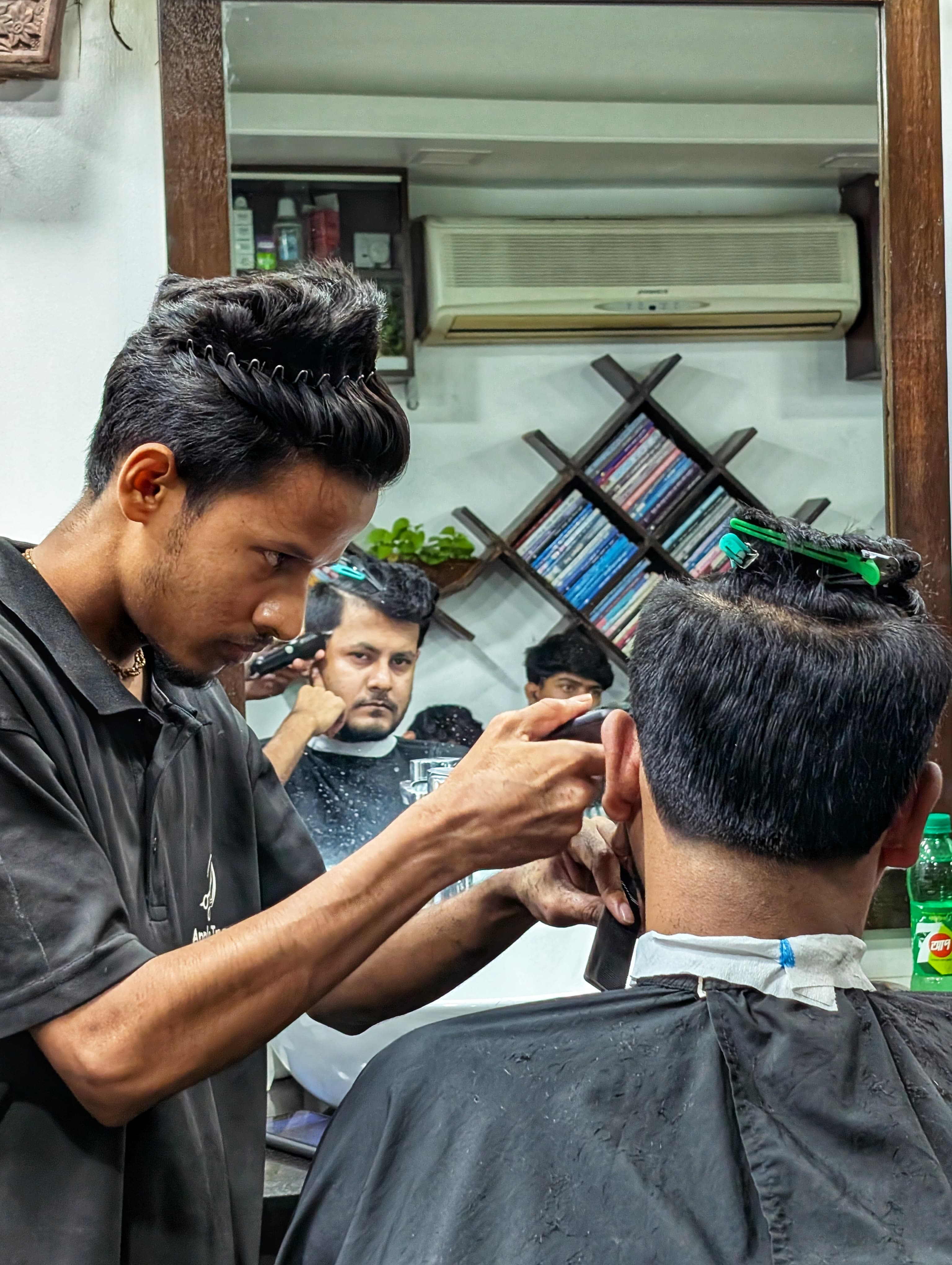 সেবায় এবং নান্দনিকতায় Apple Tree Gents Parlour