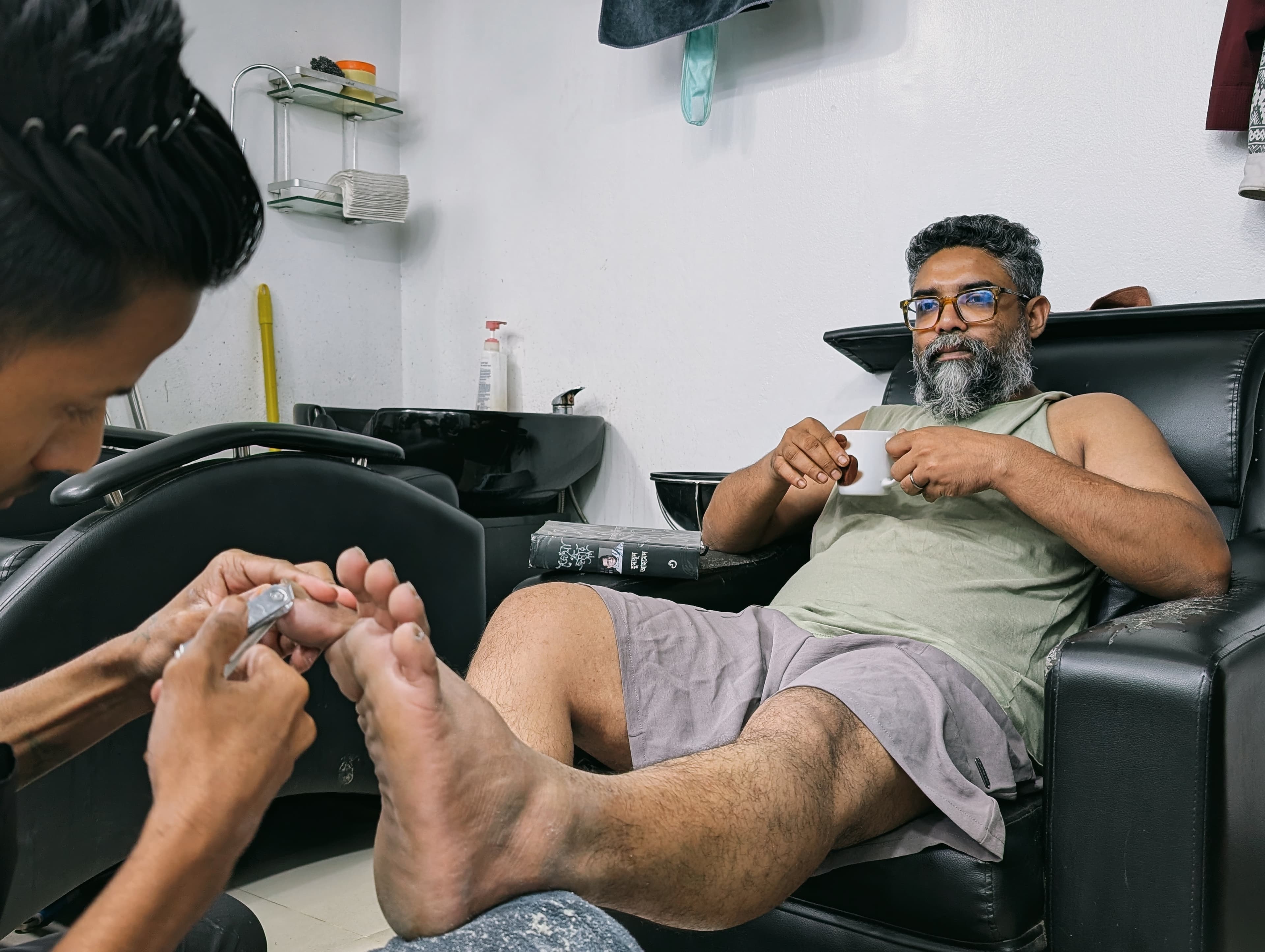  Manicure & Pedicure শুধু হাত-পায়ের সৌন্দর্য বাড়ায় না, বরং ত্বক ও নখের সুস্থতাও নিশ্চিত করে।