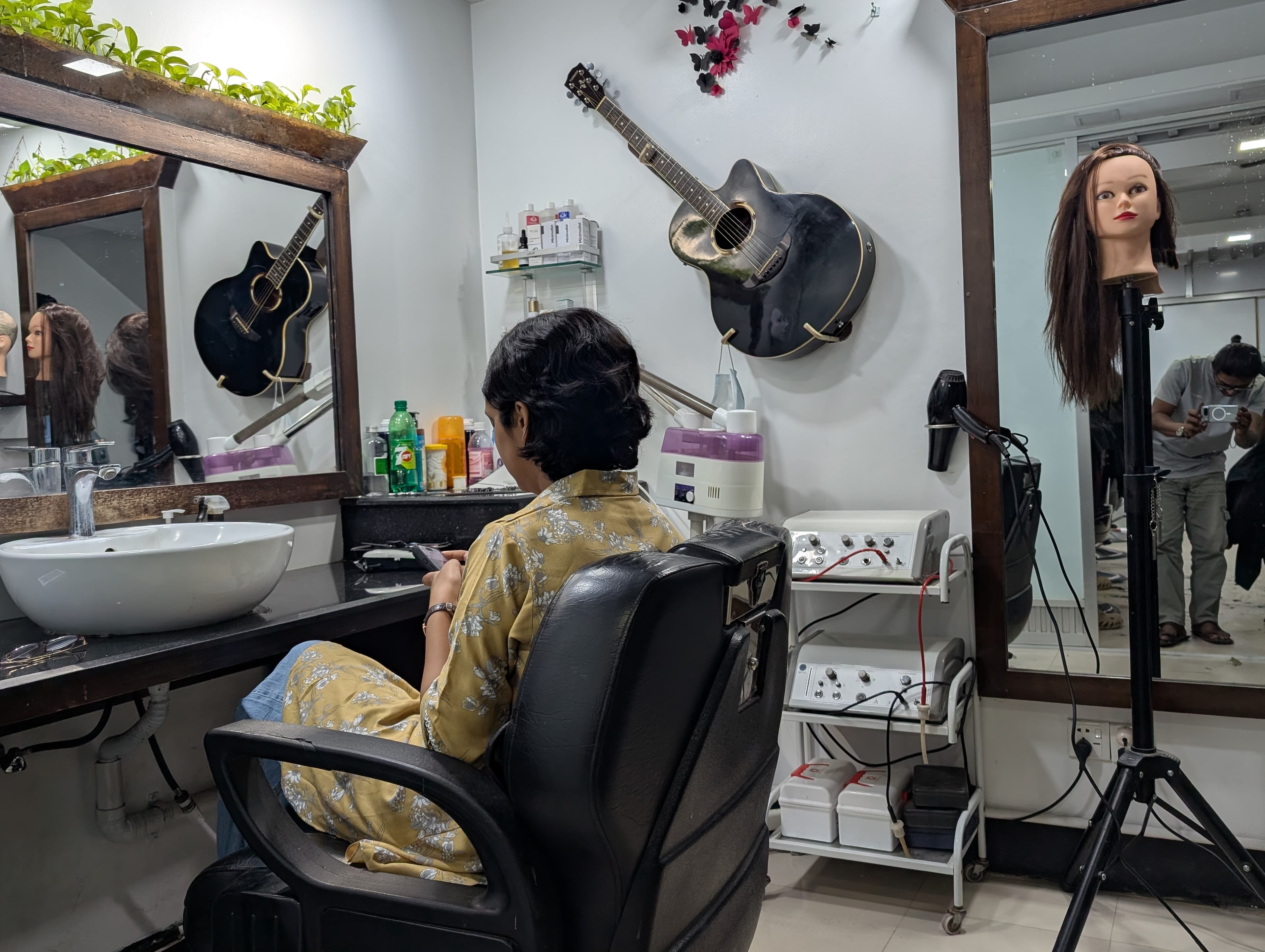 বর্ষাকালে চুল পড়া: কারণ, প্রতিকার, Hair Spa-এর ভূমিকা এবং সেলুনে নিয়মিত চুলের যত্ন